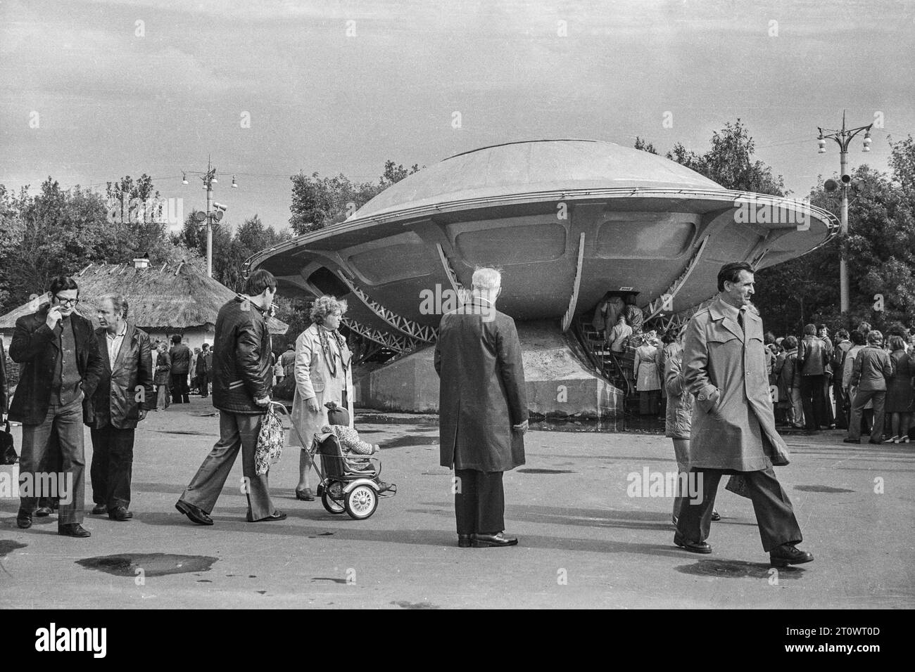 Moscou, URSS - septembre 1979 : OVNI et ses visiteurs dans l'exposition '60 ans de cinéma soviétique' à VDNKh. Numérisation de film 35 mm noir et blanc Banque D'Images