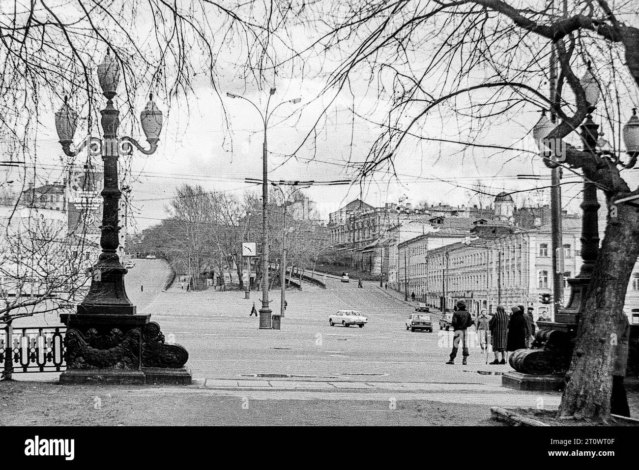 Moscou, URSS - avril 1982 : boulevards Petrovsky et Rozhdestvensky à Moscou, paysage urbain vintage. Numérisation de film 35 mm noir et blanc Banque D'Images