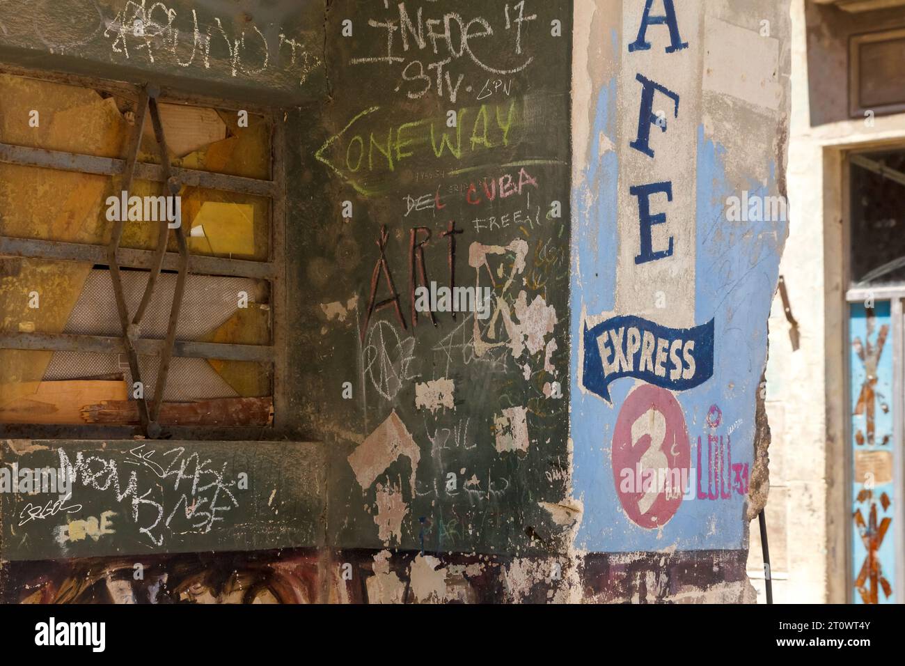 Caractéristique d'un bâtiment délabré couvert de texte manuscrit. La structure est sale et altérée. Banque D'Images
