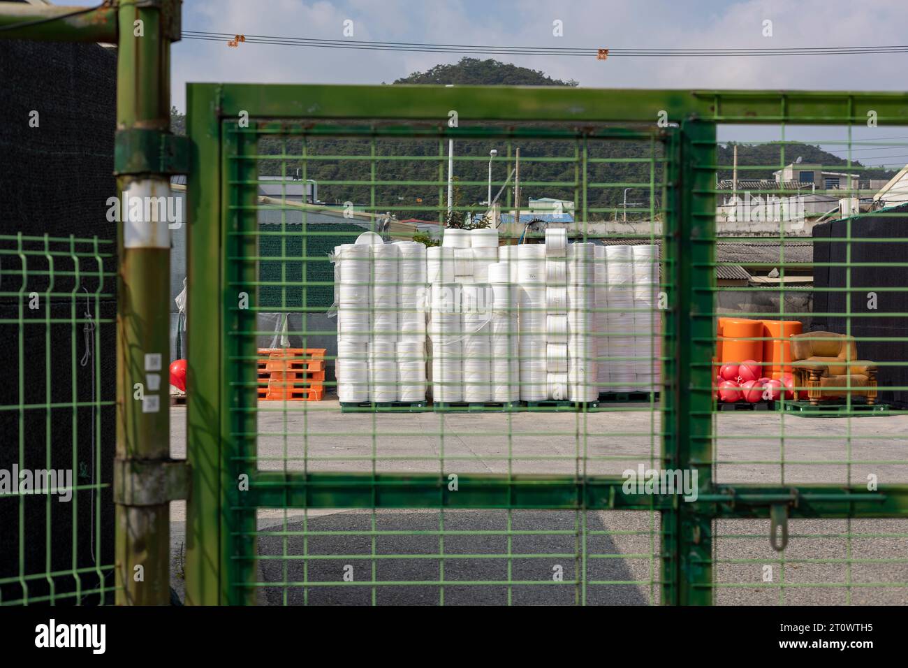 Outils de pêche et accessoires vus à travers le paysage de la ville portuaire et les portes en acier Banque D'Images