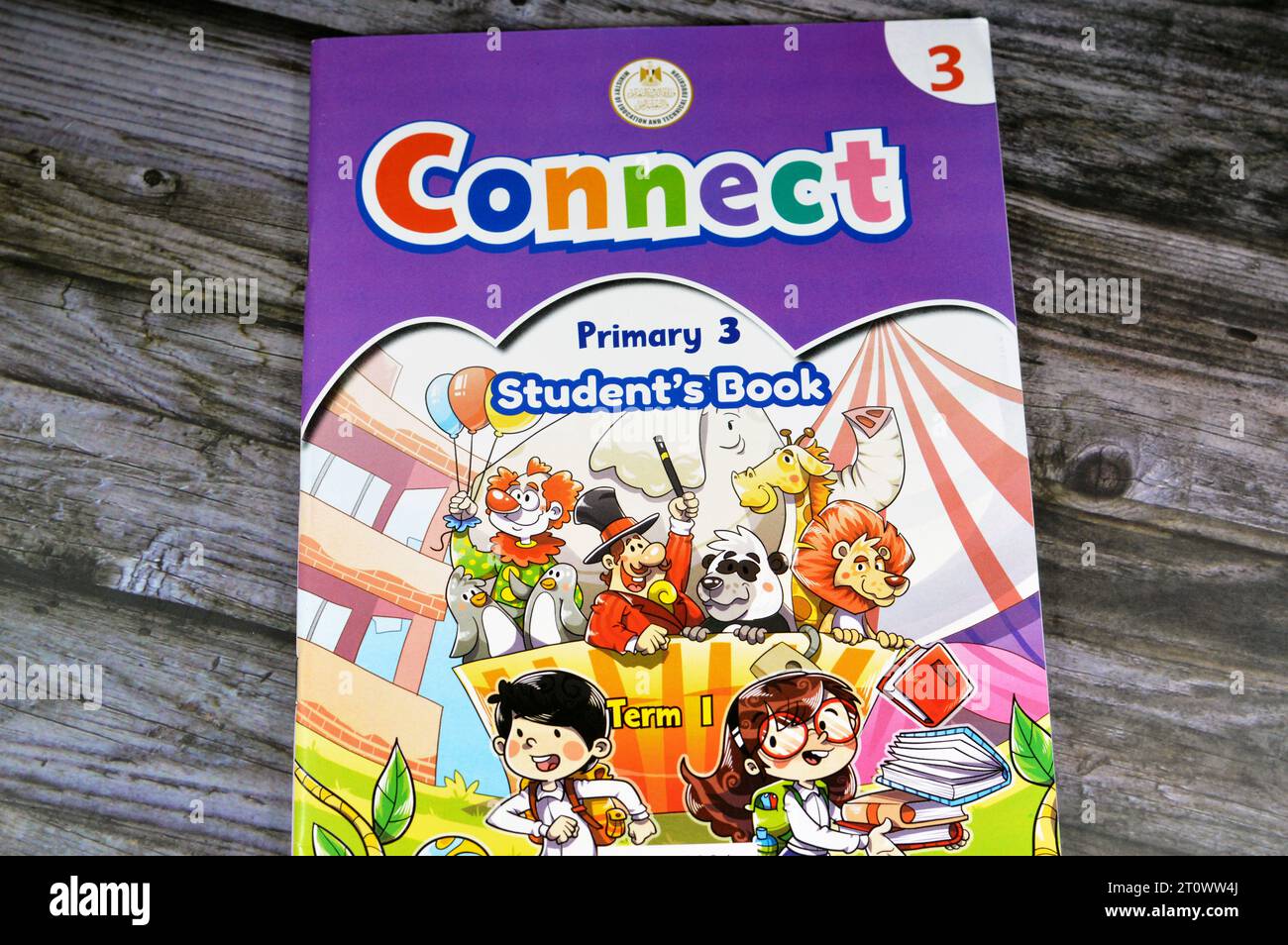 Le Caire, Egypte, septembre 28 2023 : primaire 3e connecter la matière anglaise, livres éducatifs utilisés par les écoliers égyptiens, apprentissage, enseignement, éducation Banque D'Images