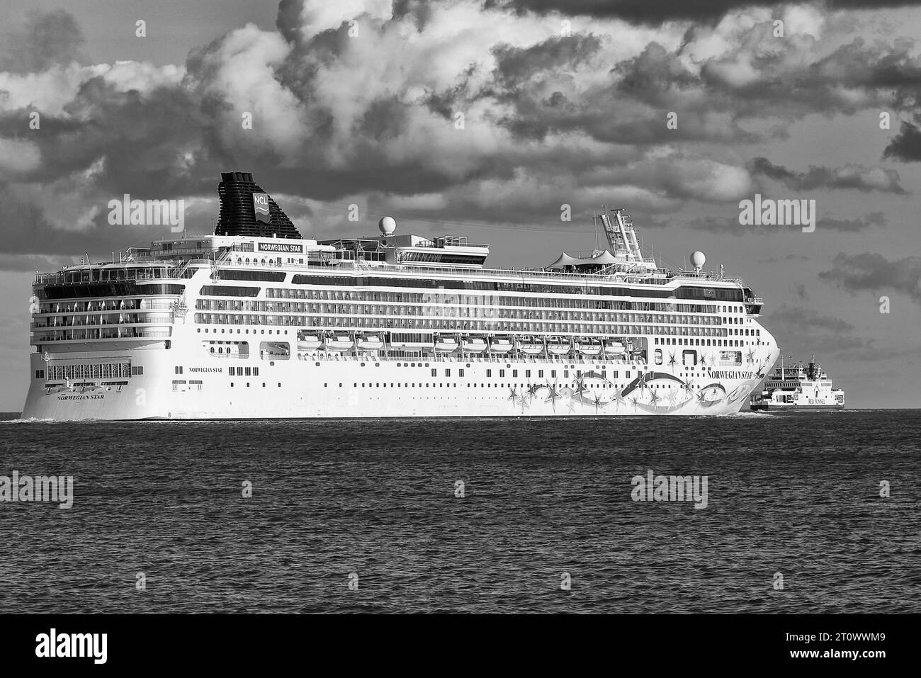 Photo en noir et blanc du navire de croisière NORWEGIAN Cruise Line NORWEGIAN STAR, quitte le port de Southampton Royaume-Uni, sa destination : Cobh, Irlande. Banque D'Images
