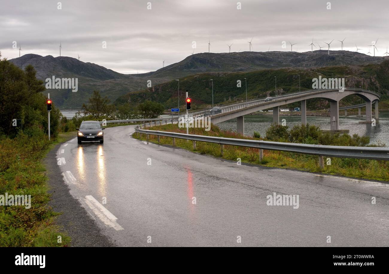 05 septembre 2023 : l'un des nombreux ponts longs et sinueux à une voie dans le nord arctique de la Norvège. Tromso, Norvège. Banque D'Images