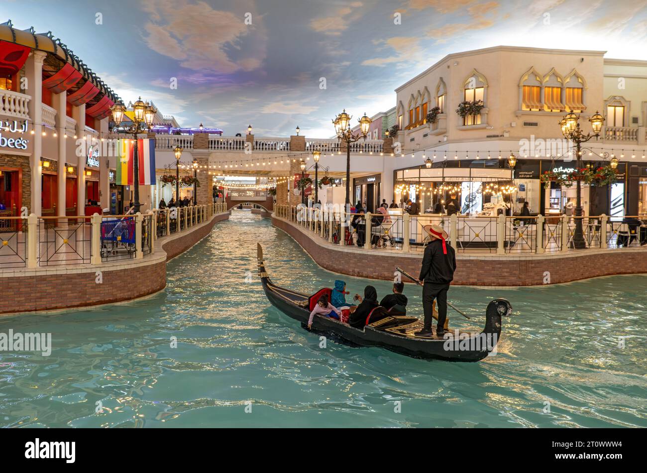 Balade en gondole sur le canal intérieur au Villaggio Mall, Doha, Qatar Banque D'Images