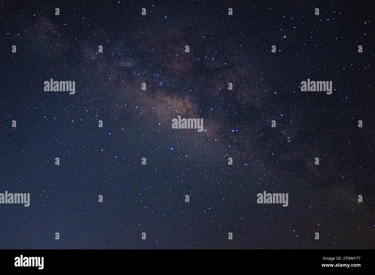 Ciel bleu nuit étoilé avec une belle milkyway. Image prise à Gandikotta, Andhra pradesh Inde. Exposition longue et bruit dû à l'exposition longue et iso élevé Banque D'Images