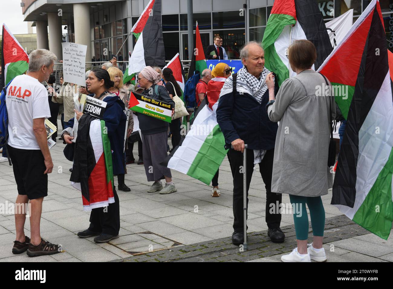 Liverpool, Royaume-Uni. 9 octobre 2023. Partisans pro Palestine devant la conférence du Parti travailliste le deuxième jour à l'arène et au centre de conférence de M&S Bank. Le crédit photo devrait se lire : David J Colbran Banque D'Images