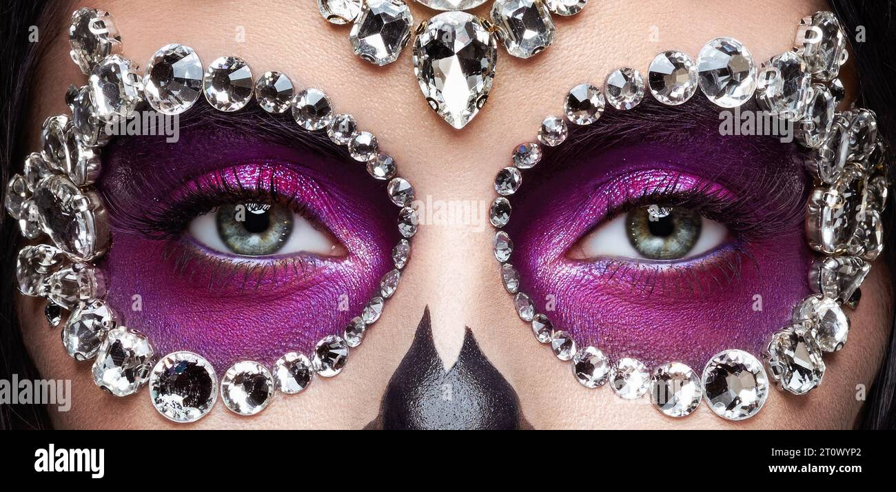 Beaux yeux féminins avec crâne de sucre de maquillage. Costume d'Halloween et maquillage. Portrait de Calavera Catrina Banque D'Images