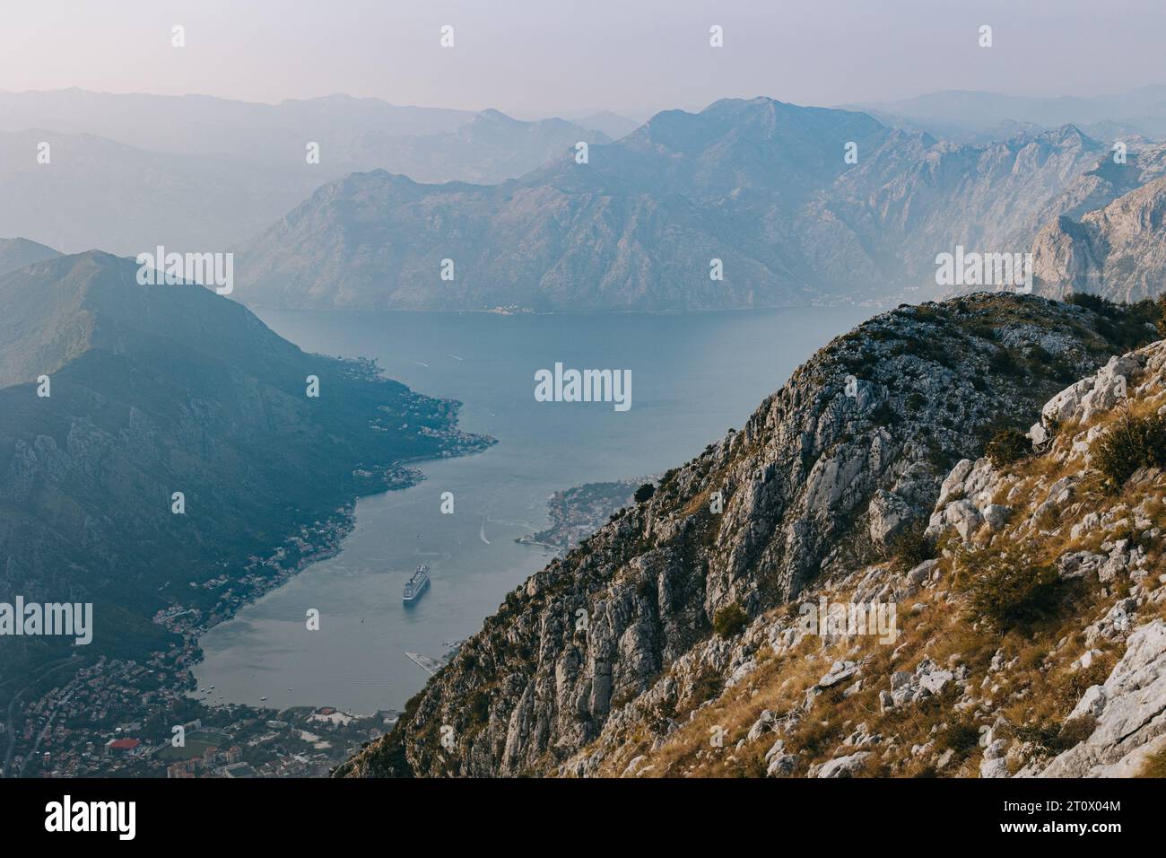 Vue imprenable sur la ville de Kotor et la baie de Boko-Kotor depuis la colline, Monténégro. Destination de voyage en Monténégro. Banque D'Images