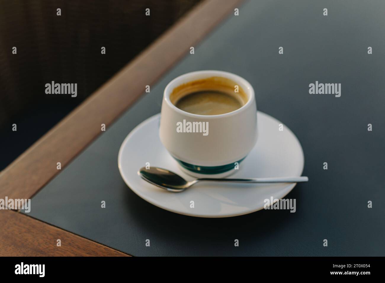 Tasse de café noir sur une table dans un café. Placer pour le texte. Banque D'Images