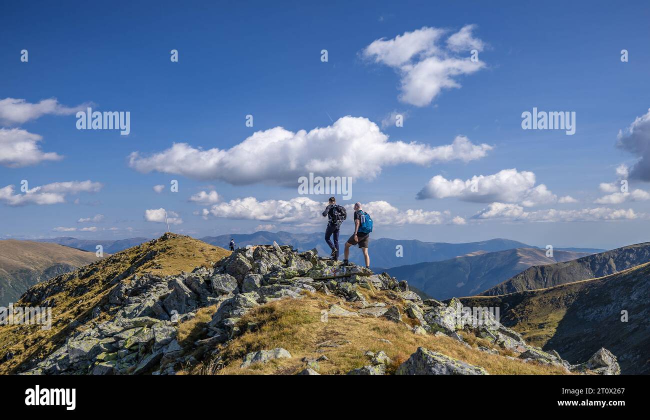 Une vue panoramique de deux hommes en randonnée dans les montagnes de Fagaras, Roumanie Banque D'Images