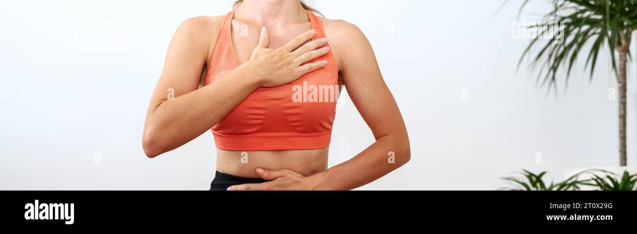 Personne féminine faisant des exercices de respiration de yoga, mains sur la poitrine et le ventre. Bien-être et méditation. Banque D'Images