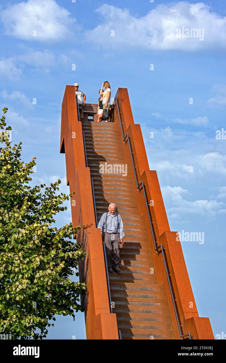 Tour Vlooyberg / Vlooybergtoren / escalier au ciel, escalier en acier corten et tour d'observation près de Tielt-Winge, Brabant flamand, Flandre, Belgique Banque D'Images