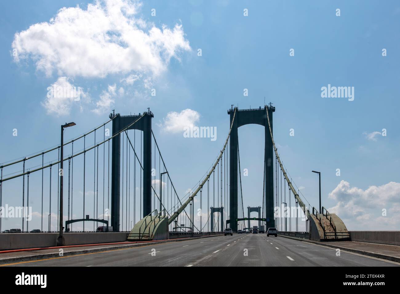 Perspective des conducteurs sur Delaware Memorial Bridge près de Wilmington, DE, USA en direction nord avec des voitures sur la route traversant le fleuve Delaware contre Banque D'Images