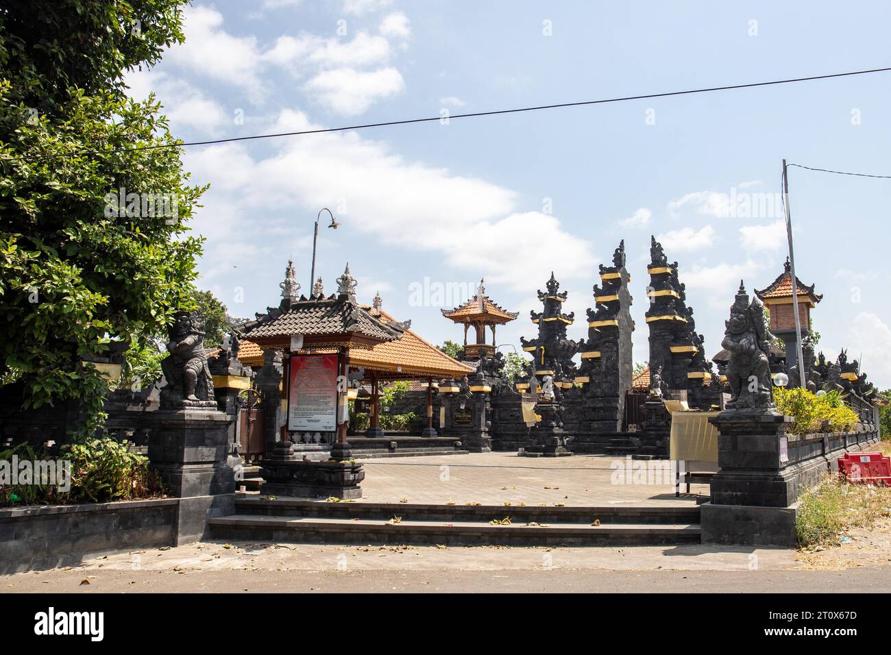 Temple hindou le matin, beau lever de soleil dans un lieu religieux sur l'île de Bali, Indonésie Banque D'Images