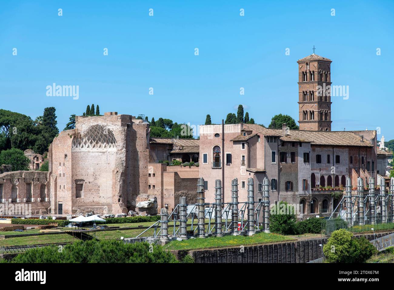 Le Forum Romain (Forum Romanum) à Rome, en Italie, juste à l'ouest du Colisée, un amphithéâtre elliptique au centre de la ville Banque D'Images