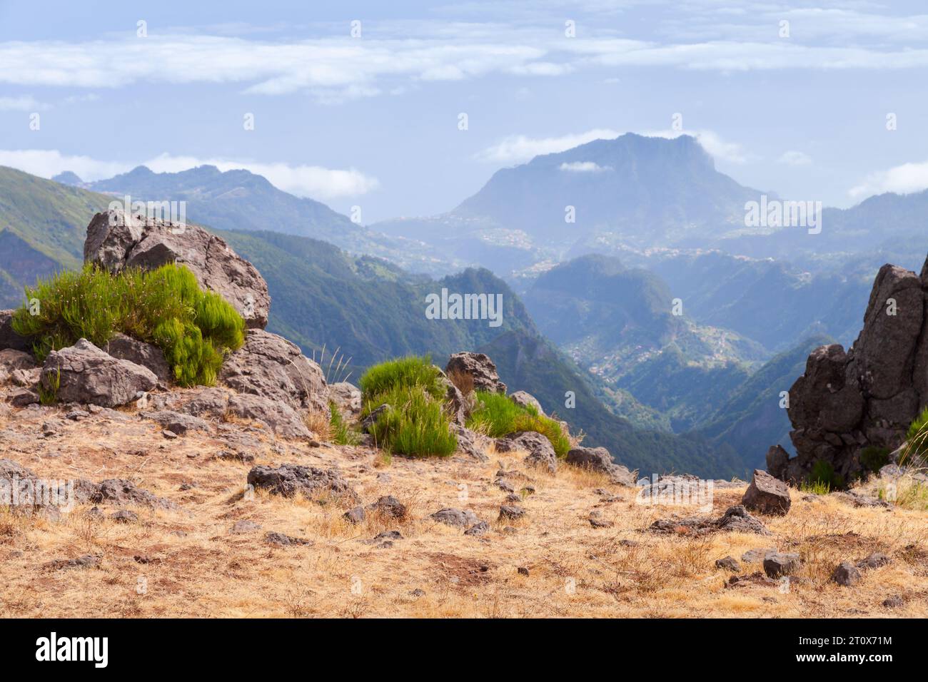 Île de Madère, Portugal. Photo de paysage de montagne prise par une journée ensoleillée d'été. Pico do Arieiro Banque D'Images