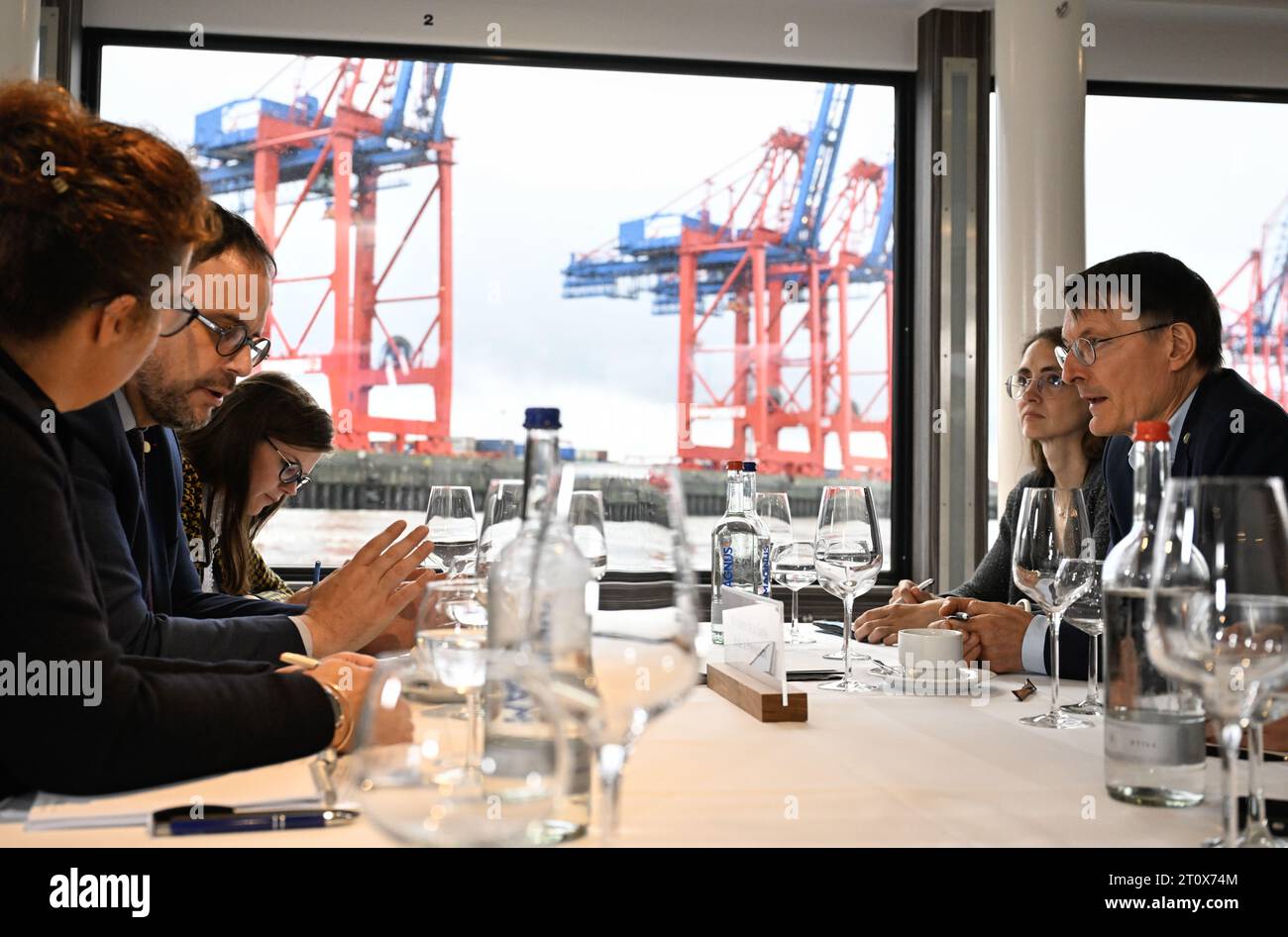 Hambourg, Allemagne. 09 octobre 2023. Karl Lauterbach (r, SPD), ministre allemand de la Santé, a une discussion bilatérale avec Aurelien Rousseau (l), ministre français de la Santé, lors d'une excursion en bateau à la retraite franco-allemande. Crédit : John MacDougall/POOL/dpa/Alamy Live News Banque D'Images