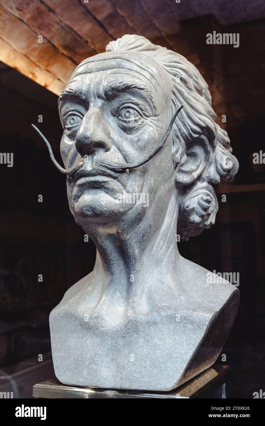 Sculpture buste de Salvador Dalí, l'artiste surréaliste espagnol, représentant différentes étapes de la vie de son, détail tiré de l'affiche de toute la collection Banque D'Images
