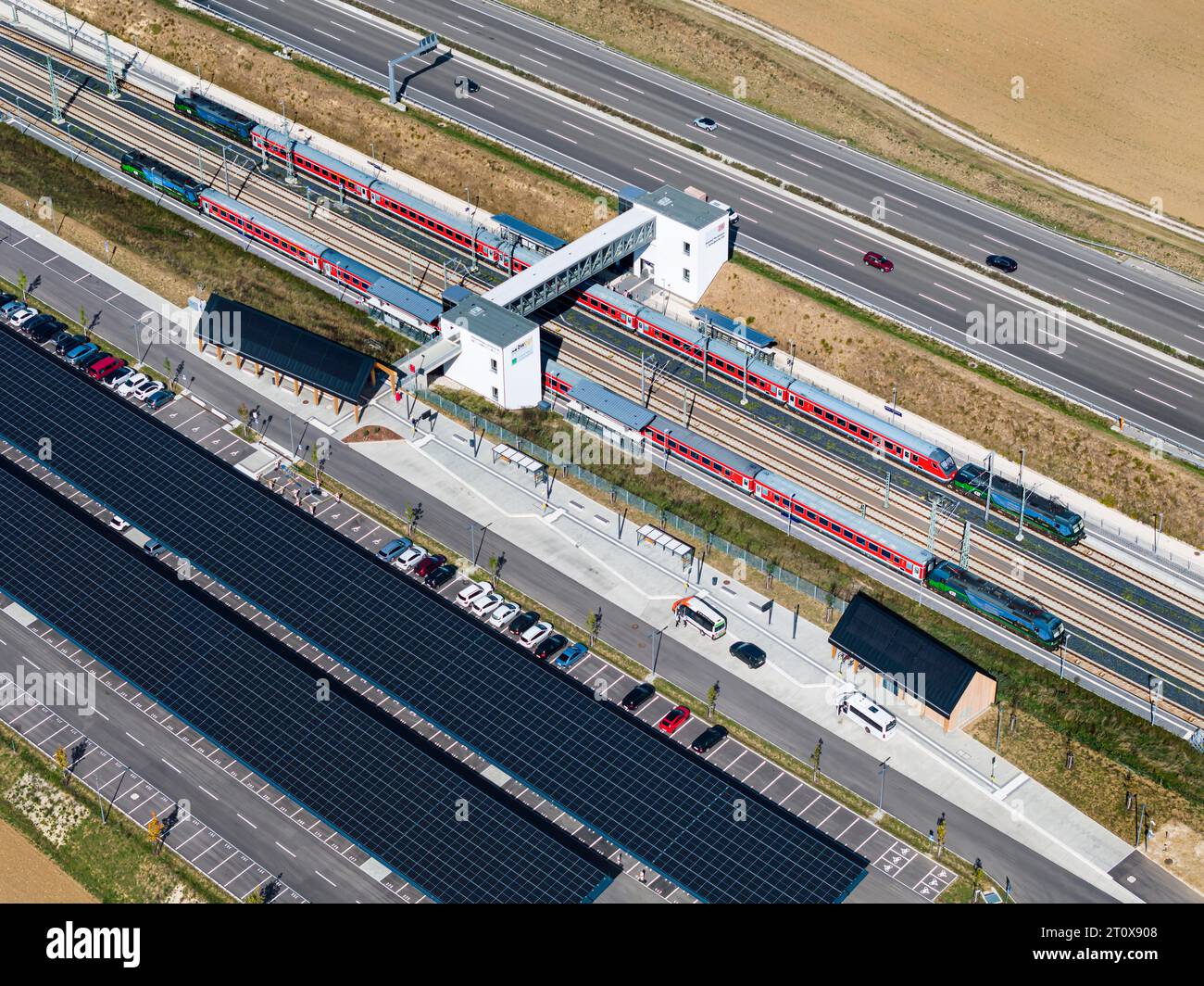RegionalExpress RE200 de Deutsche Bahn AG, station Merklingen Swabian Alb sur la nouvelle ligne Stuttgart-Ulm. Les voitures électriques sont chargées sous le toit solaire Banque D'Images