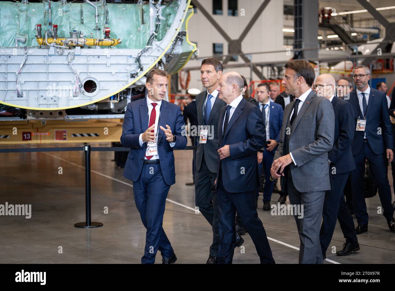 Deutsch-Franzoesische Kabinettsklausur à Hambourg Guillaume Faury CEO von Airbus gemeinsam mit Rene Obermann Vorsitzenden des Verwaltungsrats von Airbus, Emmanuel Macron, Staatspraesident der Franzoesischen Republik und Bundeskanzler OLAF Scholz SPD BEI der gemeinsame Besichtigung der A320-Produktionshalle-Hamburg 09.10.2023 Hambourg Hambourg Deutschland *** Réunion du cabinet franco-allemand à Hambourg Guillaume Faury PDG d'Airbus avec René Obermann Président du Conseil d'administration d'Airbus, Emmanuel Macron, Président de la République française an Banque D'Images