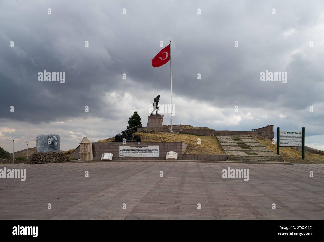 Afyonkarahisar, Turquie.29 septembre 2023. Monument et inscription de Kocatepe Atatürk. Mustafa Kemal Atatürk et drapeau turc. Pour le jour de la victoire du 30 août Banque D'Images