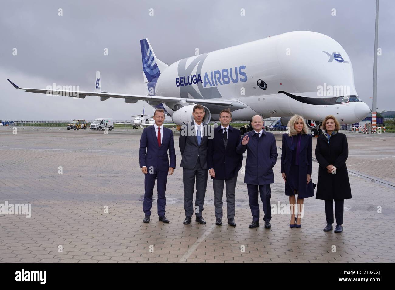 Deutsch-Franzoesische Kabinettsklausur besucht AIRBUS in Hamburg Guillaume Faury CEO von Airbus gemeinsam mit Rene Obermann Vorsitzenden des Verwaltungsrats von Airbus, Emmanuel Macron, Staatspraesident der Franzoesischen Republik mit Ehefrau Brigitte Macron, Bundeskanzler OLAF Scholz penbilz Hamburg Ernst bef Finkspendour der SPD 09.10.2023 Hamburg Hamburg Deutschland *** une réunion du Cabinet franco-allemand rend visite à AIRBUS à Hambourg Guillaume Faury, PDG d'Airbus, en compagnie de René Obermann, président du Conseil d'administration d'ai Banque D'Images