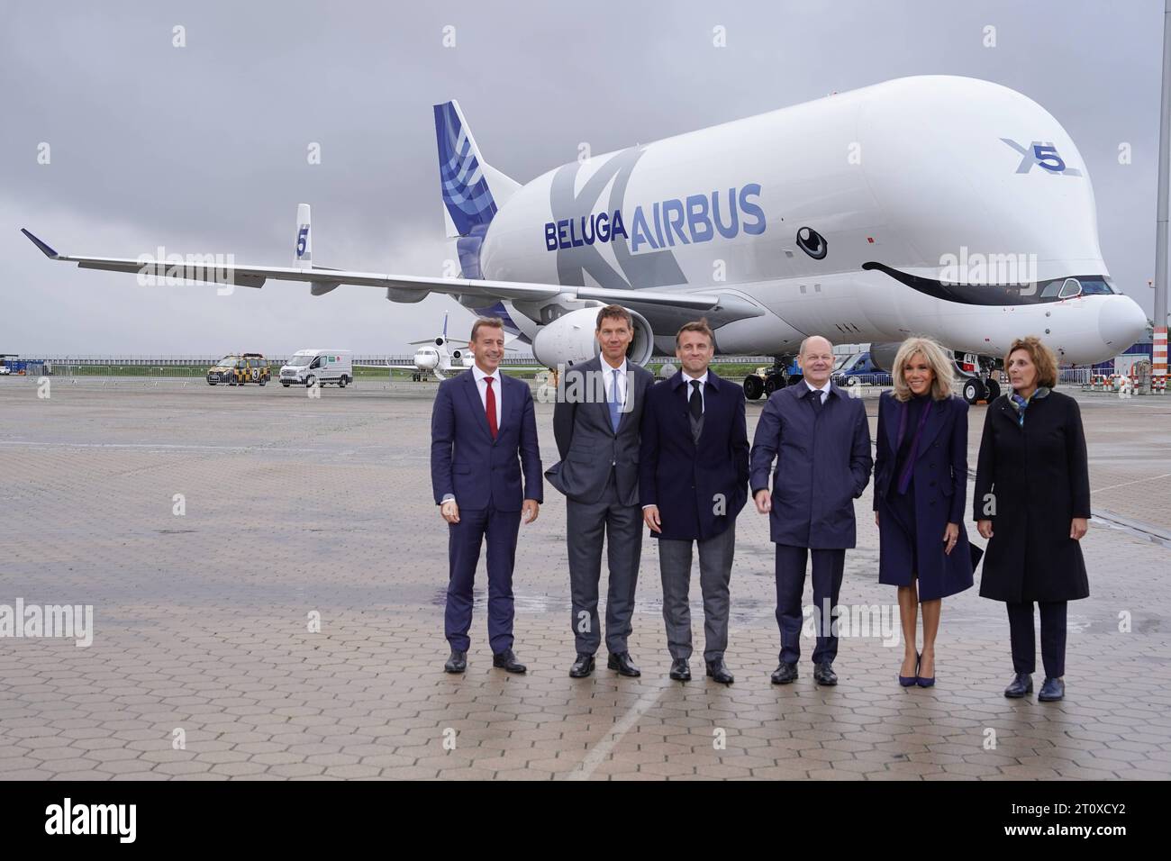 Deutsch-Franzoesische Kabinettsklausur besucht AIRBUS in Hamburg Guillaume Faury CEO von Airbus gemeinsam mit Rene Obermann Vorsitzenden des Verwaltungsrats von Airbus, Emmanuel Macron, Staatspraesident der Franzoesischen Republik mit Ehefrau Brigitte Macron, Bundeskanzler OLAF Scholz penbilz Hamburg Ernst bef Finkspendour der SPD 09.10.2023 Hamburg Hamburg Deutschland *** une réunion du Cabinet franco-allemand rend visite à AIRBUS à Hambourg Guillaume Faury, PDG d'Airbus, en compagnie de René Obermann, président du Conseil d'administration d'ai Banque D'Images