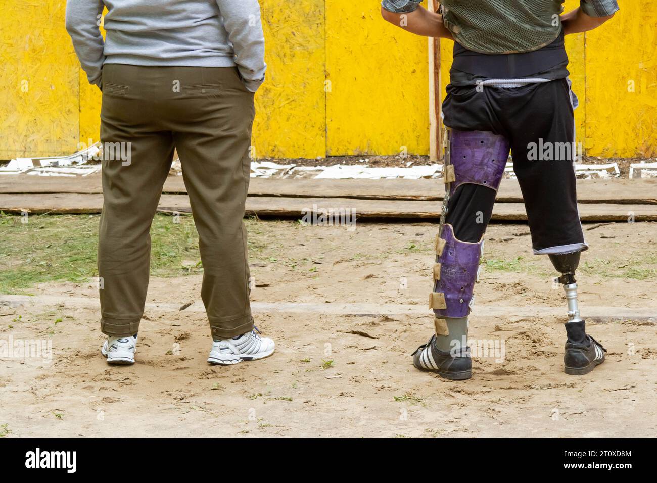 Sports et personnes handicapées. Un homme sans jambe jette des couteaux. Concours pour personnes handicapées. Concept d'égalité des personnes.. Banque D'Images