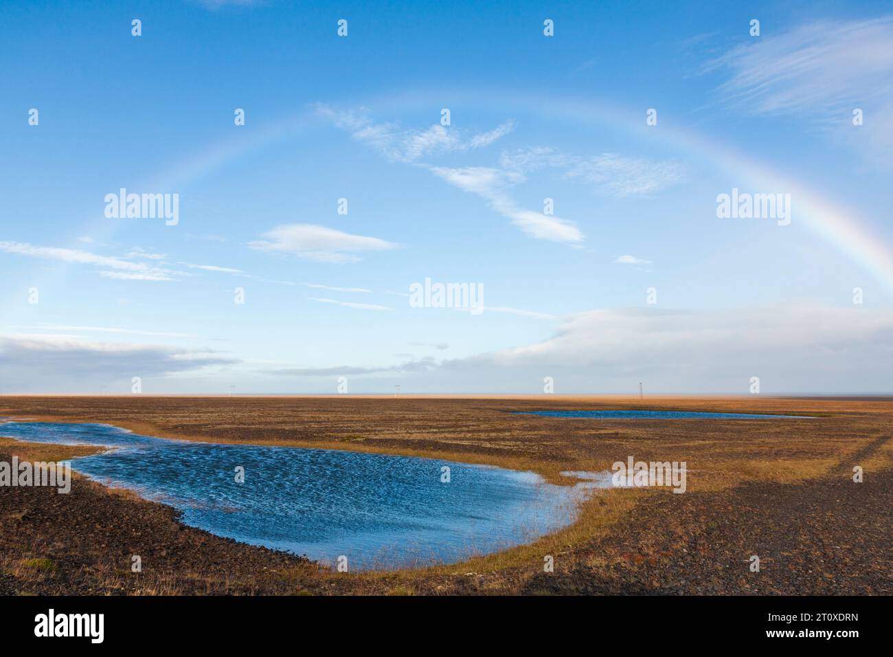 Arc-en-ciel sur un paysage pittoresque avec de grandes piscines d'eau Banque D'Images