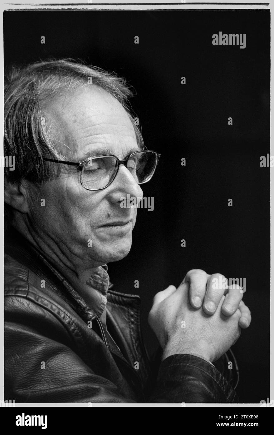 KEN LOACH, RÉALISATEUR, 1998 : le réalisateur Ken Loach au Festival du film de Cardiff, pays de Galles, Royaume-Uni pour promouvoir son film My Name is Joe en août 1998. Photo : Rob Watkins. INFO : Ken Loach, un cinéaste britannique prolifique, est célèbre pour ses films socialement conscients et politiquement chargés. Avec une carrière de plusieurs décennies, ses œuvres comme « Kes », « The Wind That Shakes the Barley » et « I, Daniel Blake » éclairent les enjeux sociétaux, lui méritant de nombreux prix et une reconnaissance internationale. Banque D'Images