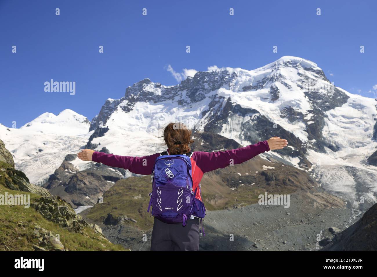 Adolescente profitant du panorama du glacier Gorner et du sommet Monte Rosa en Suisse, région de Zermatt Banque D'Images