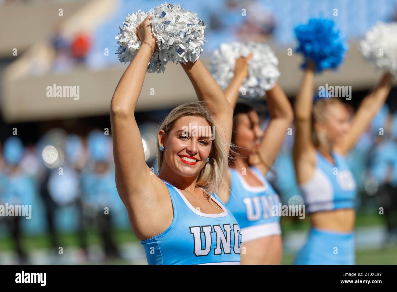 Chapel Hill, NC États-Unis : North Carolina Tar Heels Cheerleaders divertissent les fans lors d'un match de la NCAA contre l'Orange de Syracuse au Kenan Memorial Stadiu Banque D'Images