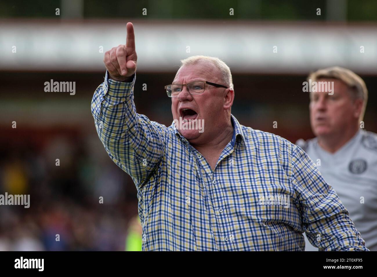 Steve Evans, entraîneur de football, est sur la ligne de touche pendant le match alors qu'il était entraîneur au Stevenage football Club Banque D'Images