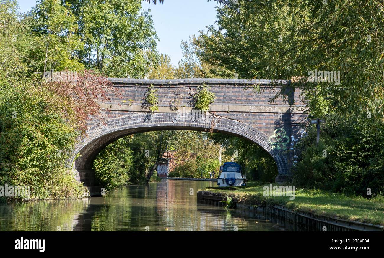 Le Grand Union Canal, Milton Keynes. Pont bleu no. 82 qui prend le trafic piétonnier sur le canal Banque D'Images