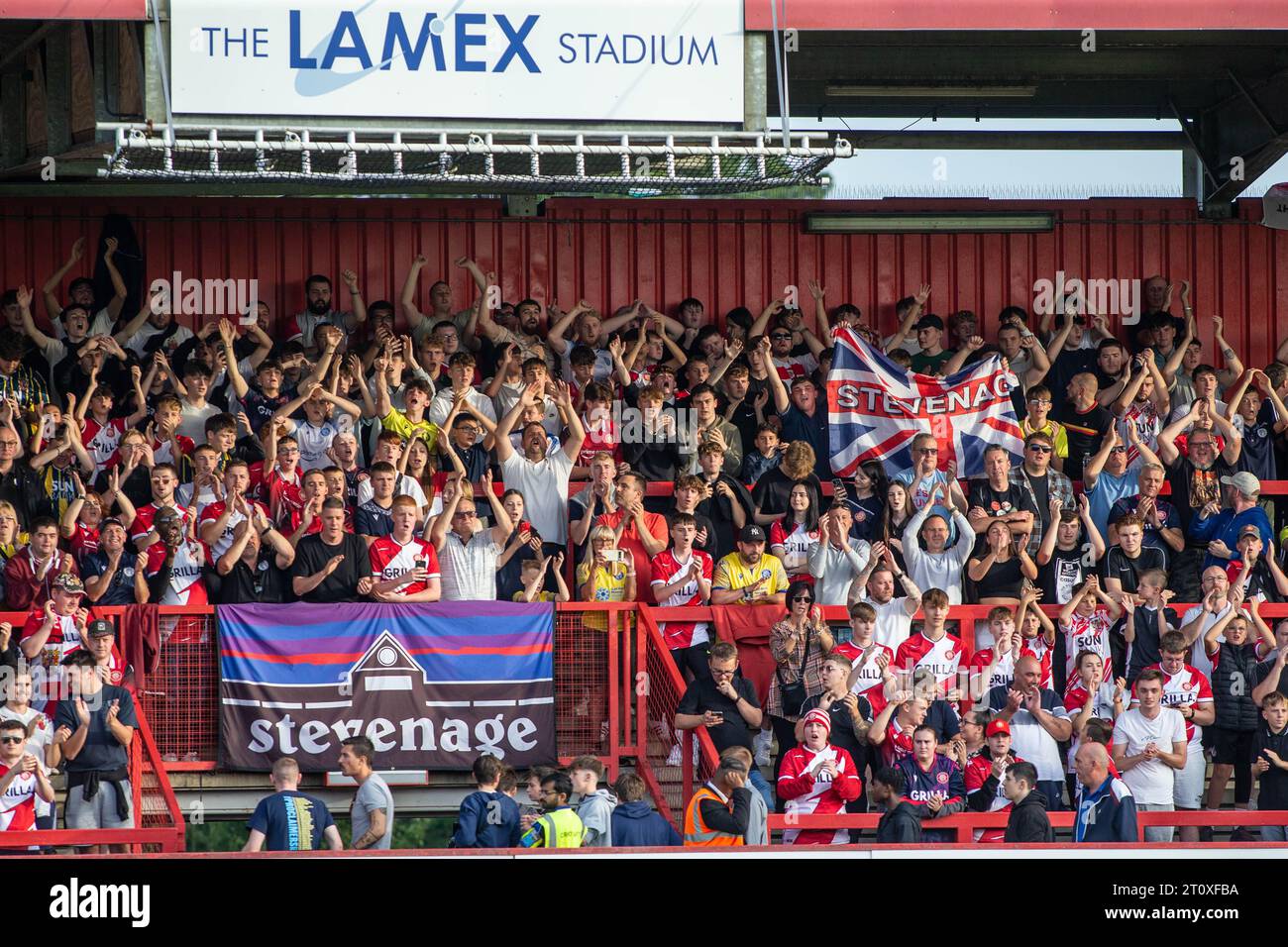 Vue générale des supporters du Stevenage FC et des supporters applaudissant, applaudissant et jubilant dans le stade East Terrace au Lamex Stadium Banque D'Images