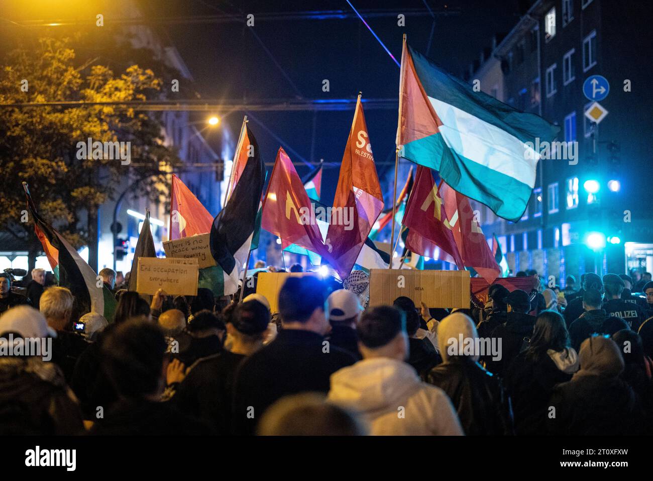 Duisburg, Allemagne. 09 octobre 2023. Les participants marchent environ un kilomètre à travers le quartier de Hochfeld portant des drapeaux palestiniens après un rassemblement pro-palestinien. Crédit : Christoph Reichwein/dpa/Alamy Live News Banque D'Images