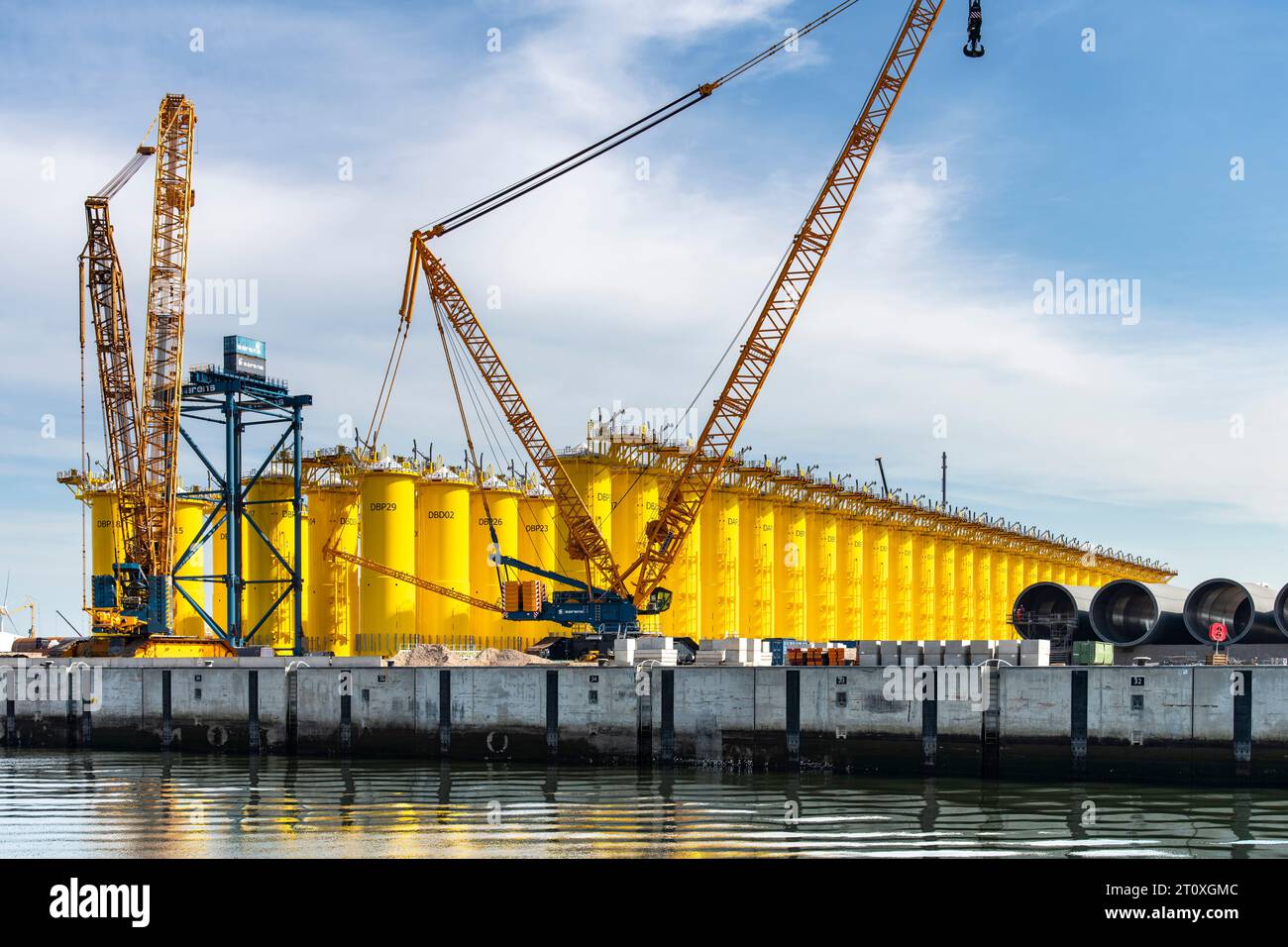 Rotterdam, pays-Bas-16 septembre 2023 ; site de construction de la société SIF, fabricant de tubes en acier pour fondations offshore pour parcs éoliens W Banque D'Images