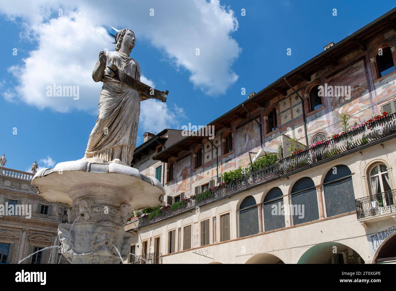 Vérone, Italie-12 juin 2023 ; Piazza delle Erbe place de la ville avec marché et entouré de cafés et de bâtiments historiques comme Palazzo Maffei Banque D'Images