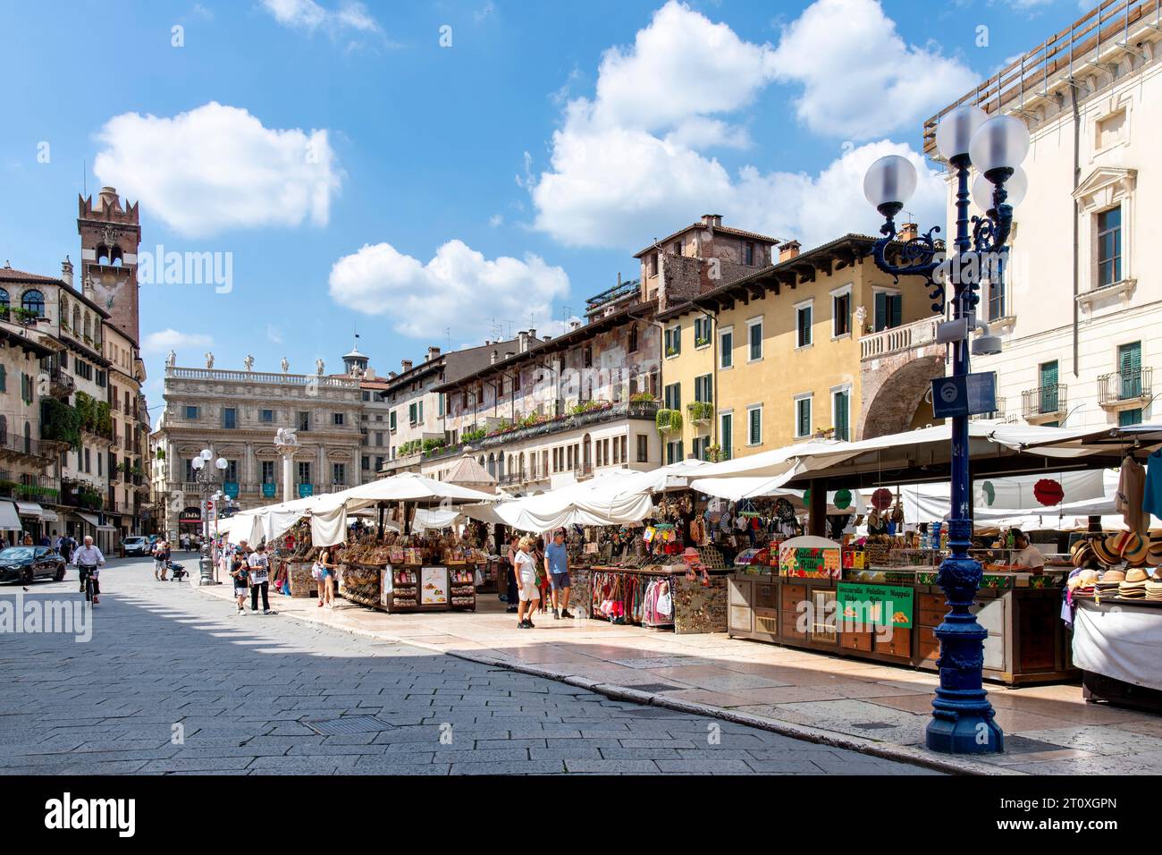 Vérone, Italie-12 juin 2023 ; Piazza delle Erbe place de la ville avec marché et entouré de cafés et de bâtiments historiques comme Palazzo Maffei aujourd'hui musée Banque D'Images