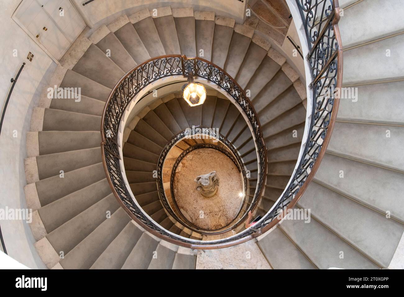 Vérone, Italie-12 juin 2023 ; vue d'oiseau de l'escalier hélicoïdal en pierre qui va du sous-sol au dernier étage du Palazzo Maffei maintenant A. Banque D'Images