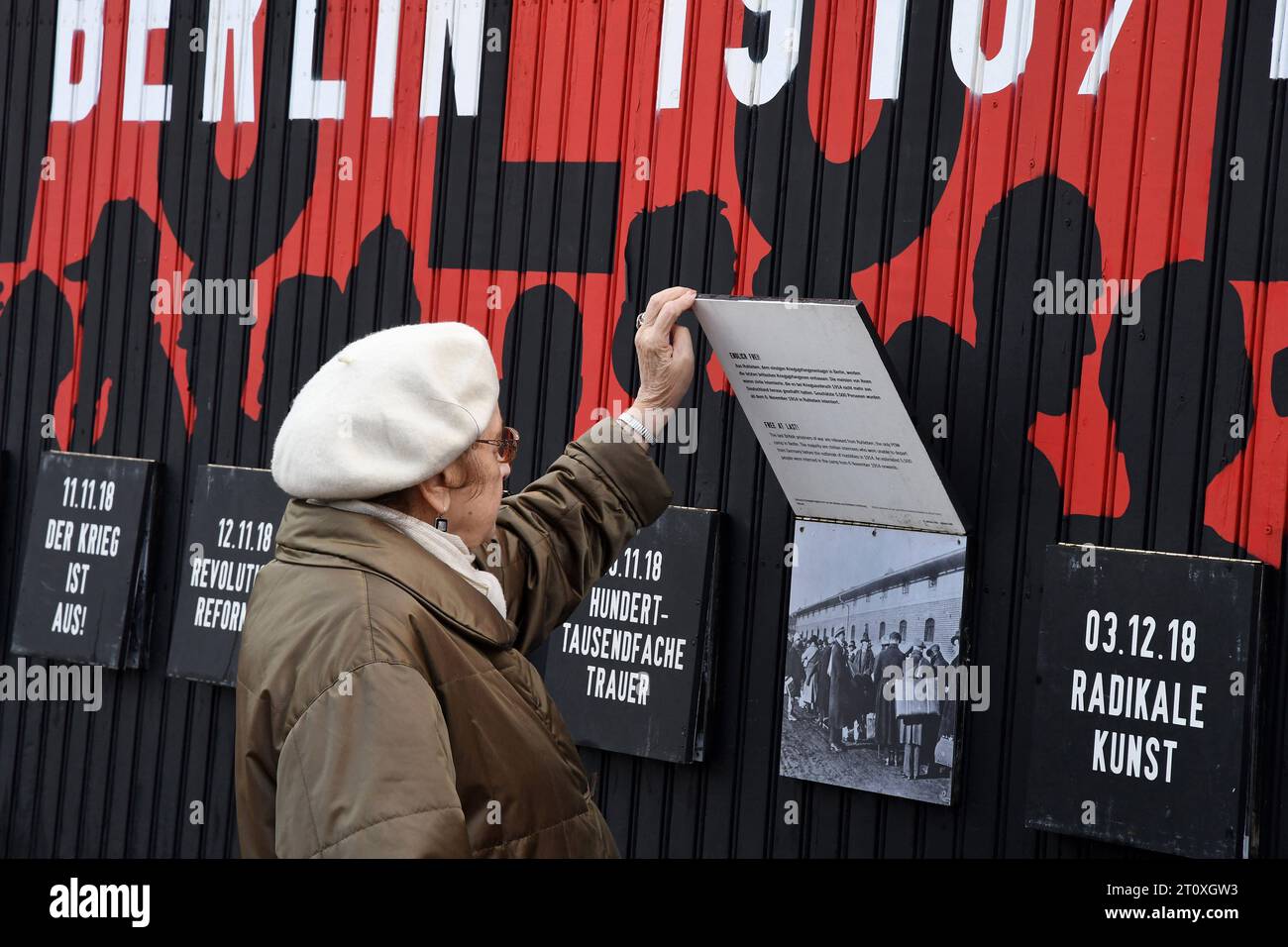 Berlin /Allemagne . 04 mars 2019. / Senior Allemagne femme citoyenne sutding 100 ans Berlin 1818/1919 exposition à Alexandra platz à Berlin Allemagne . Photo..Francis Joseph Dean / Dean Pictures Banque D'Images