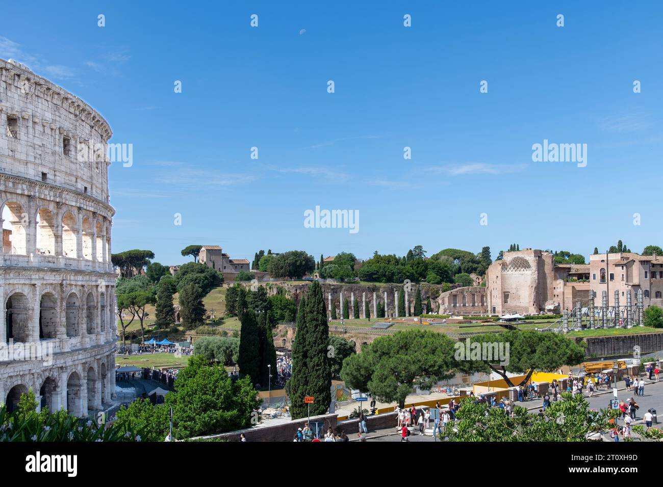 Rome, Italie-10 juin 2023 ; le Colisée, un amphithéâtre elliptique et le Forum Roman (Forum Romanum) dans le centre de la ville et les touristes dans for Banque D'Images