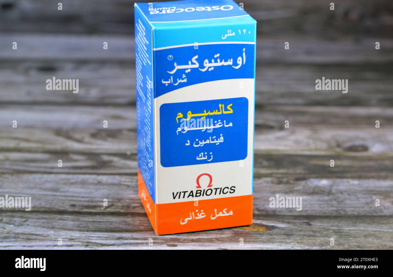 Le Caire, Egypte, octobre 1 2023 : sirop liquide Osteocare, carbonate de Cacalium, hydroxyde de magnésium, vitamine D, vitamines et suppléments pour enfants pour bo Banque D'Images