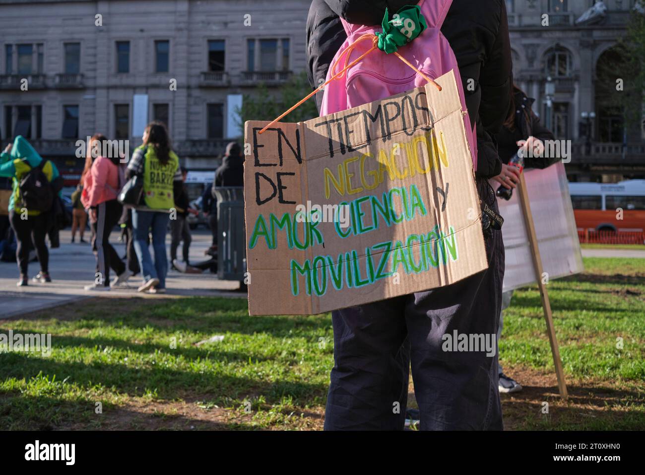 Buenos Aires, Argentine, 5 octobre 2023 : affiche dans une manifestation contre l'exploration sismique pour l'exploitation pétrolière offshore : en temps de déni, d'amour, de science Banque D'Images