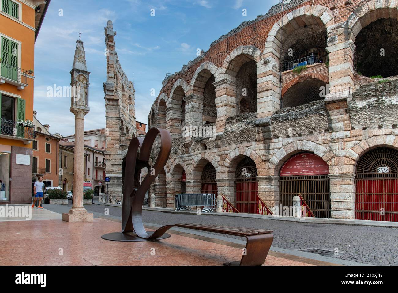 Vérone, Italie-13 juin 2023 ; monument symbolique du cœur sur la Piazza Bra en face de l'ancienne arène de Vérone qui est un amphithéâtre romain construit en 30 après JC Banque D'Images