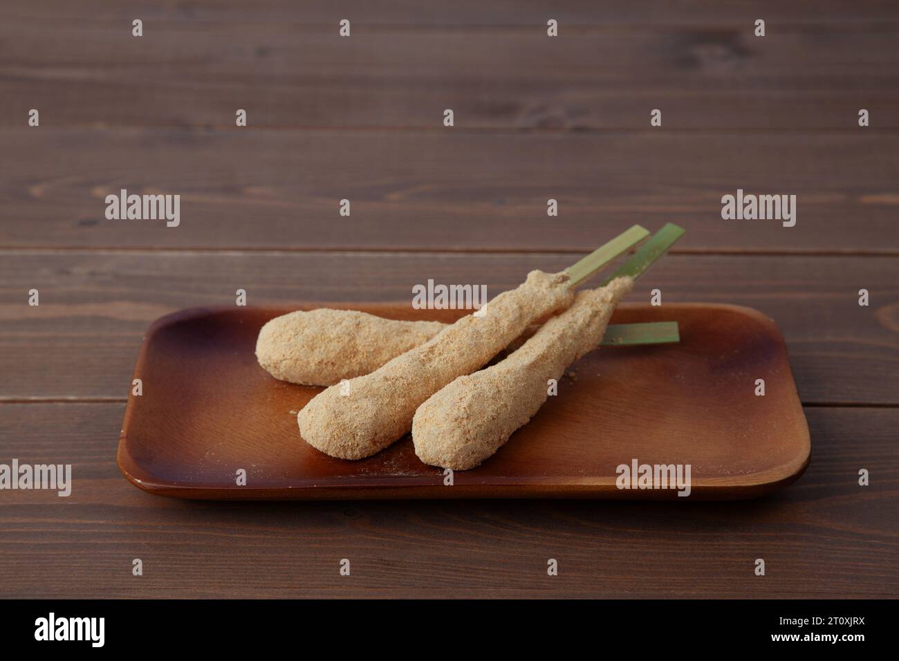 gâteaux de riz recouverts de farine de soja doux isolés sur table Banque D'Images