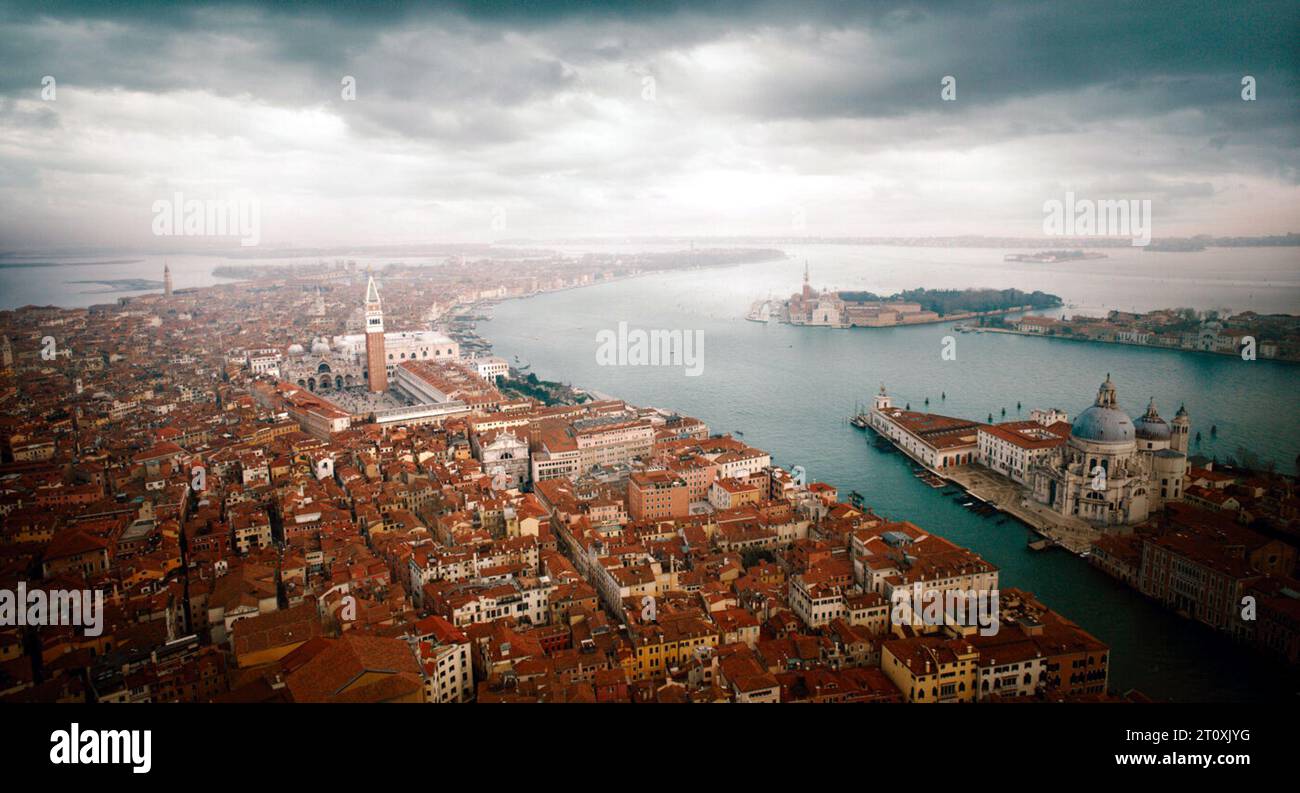 A Haunting in Venice est un film mystère américain produit et réalisé en 2023 par Kenneth Branagh à partir d'un scénario de Michael Green librement basé sur le roman d'Agatha Christie Hallowe'en Party de 1969. Cette photographie est réservée à un usage éditorial et est la propriété de la société cinématographique et/ou du photographe assigné par la société cinématographique ou de production et ne peut être reproduite que par des publications dans le cadre de la promotion du film ci-dessus. Un crédit obligatoire pour la société cinématographique est requis. Le photographe doit également être crédité lorsqu'il est connu. Banque D'Images