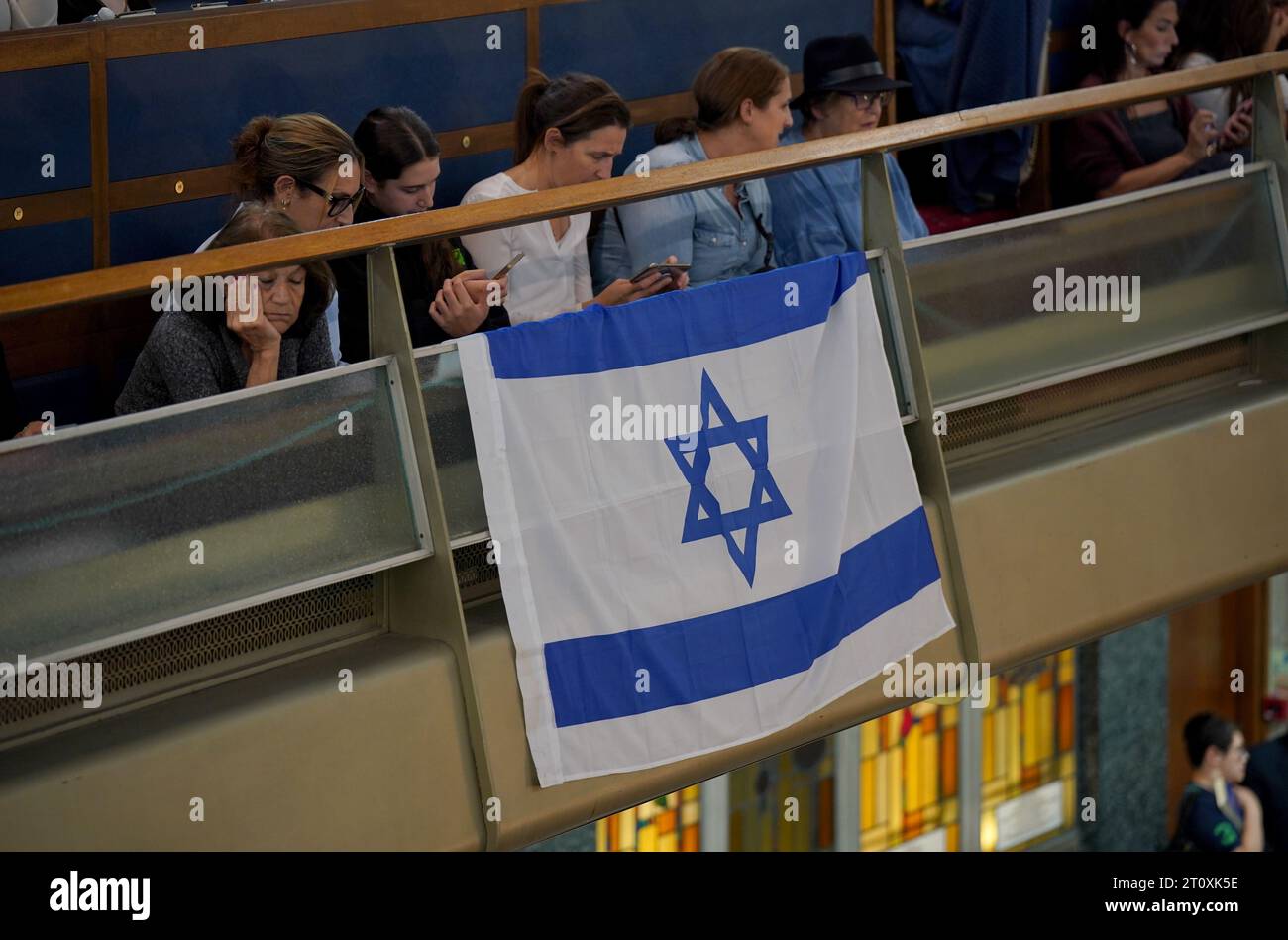 Les personnes qui fréquentent la synagogue Finchley United dans le centre de Londres, pour les victimes et les otages des attaques du Hamas, alors que le nombre de morts augmente dans le contexte de la violence en Israël et à Gaza après l'attaque du Hamas. Date de la photo : lundi 9 octobre 2023. Banque D'Images