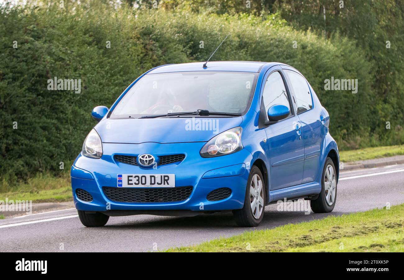 Bicester,Oxon.,UK - Oct 8th 2023 : 2009 bleu TOYOTA AYGO voiture classique conduisant sur une route de campagne anglaise. Banque D'Images