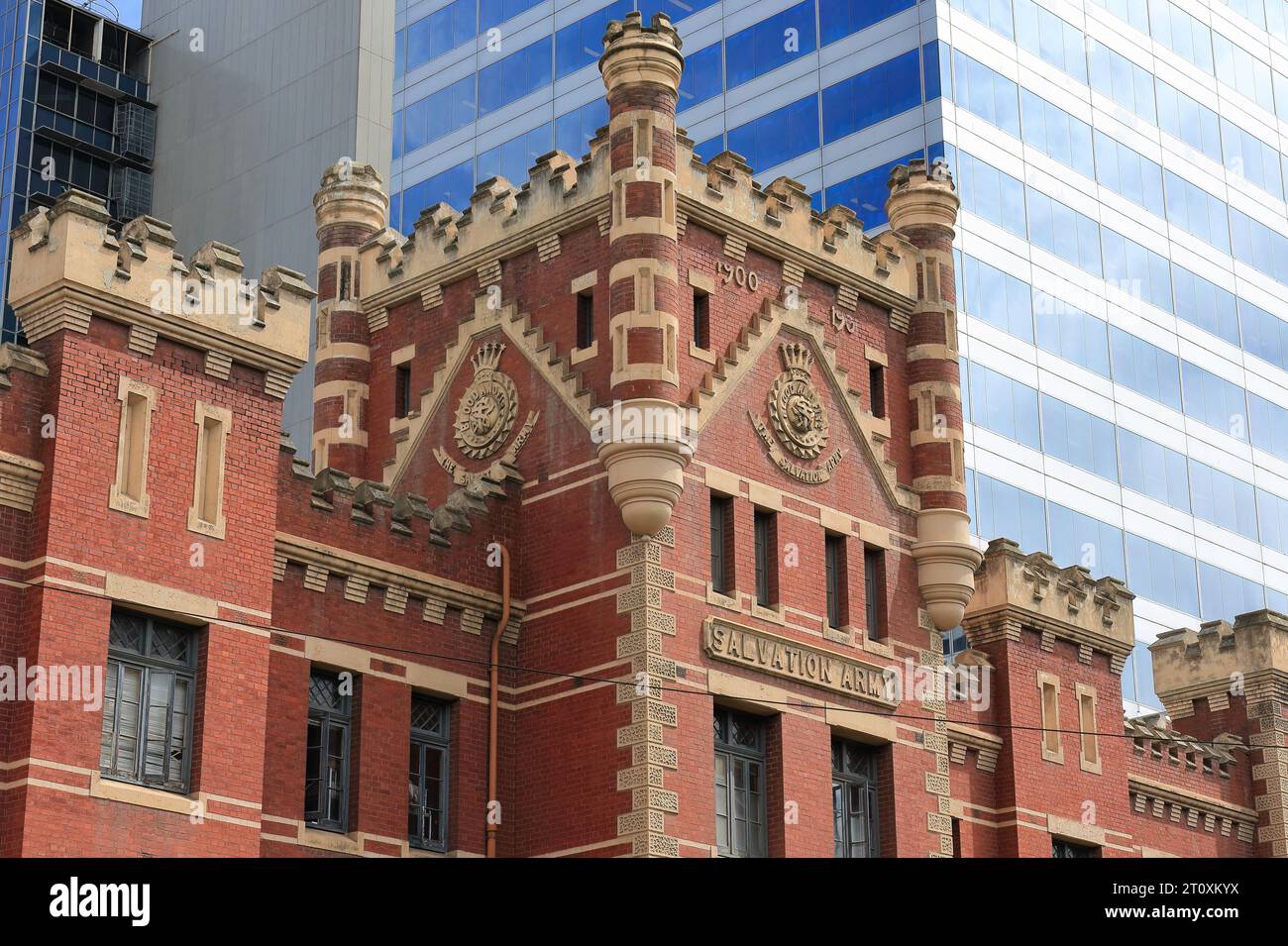 988 Tour centrale avec tourelles d'angle de l'ancien Collège d'entraînement de l'Armée du Salut sur Victoria Parade. Melbourne-Australie. Banque D'Images